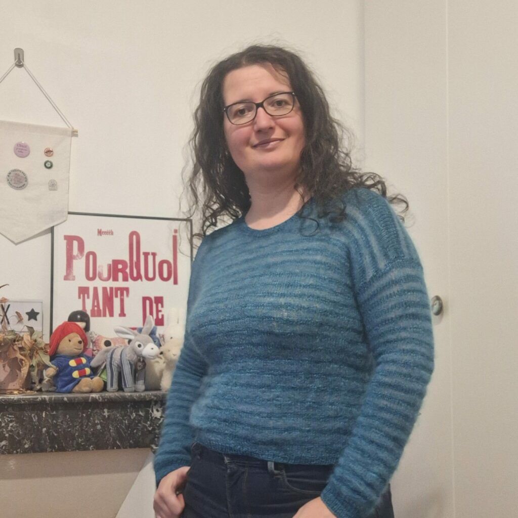 Mathilde portant un pull bleu