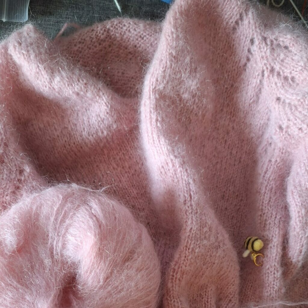 Pull tricoté rose